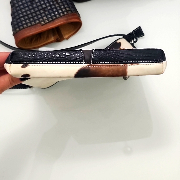 NWT Cow hide crossbody bag with pistols - Picture 3 of 8